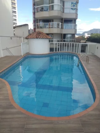 Imagem De frente para o mar da Praia do Morro 3 quartos sendo uma suíte +DCE duas vagas de garagem. Prédio com área de lazer