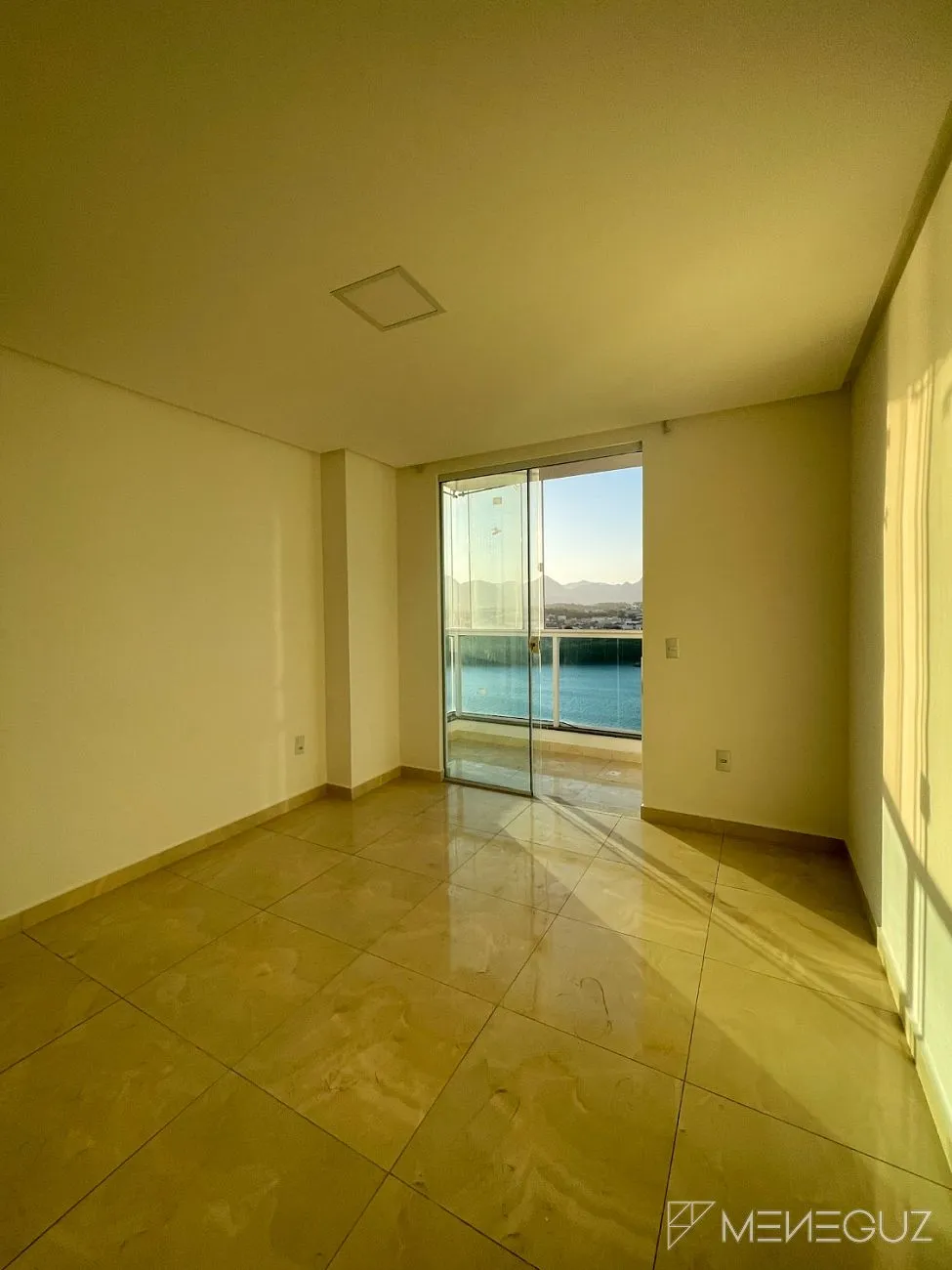 Imagem Apartamento de 2 quartos, com duas vagas de garagem, no centro de Guarapari com vista para o canal - Parcelamento em 60 meses!