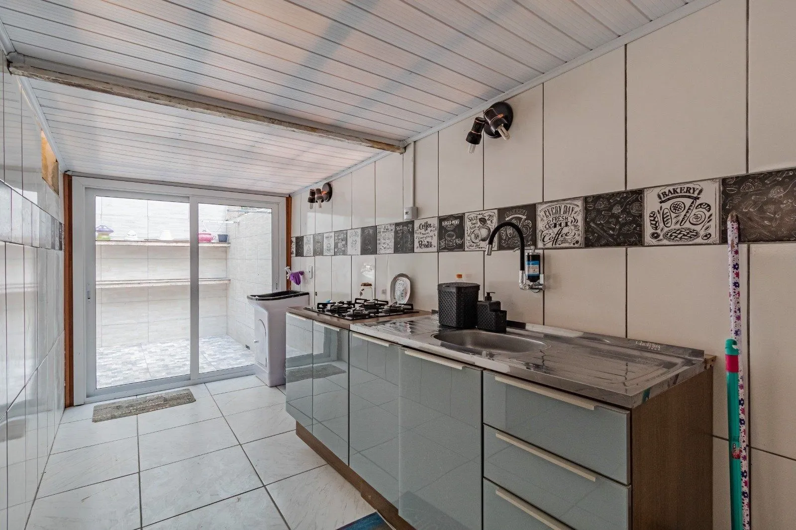 Imagem Térreo com pátio Semimobiliado, 2 Dormitórios, Próximo ao Praia de Belas