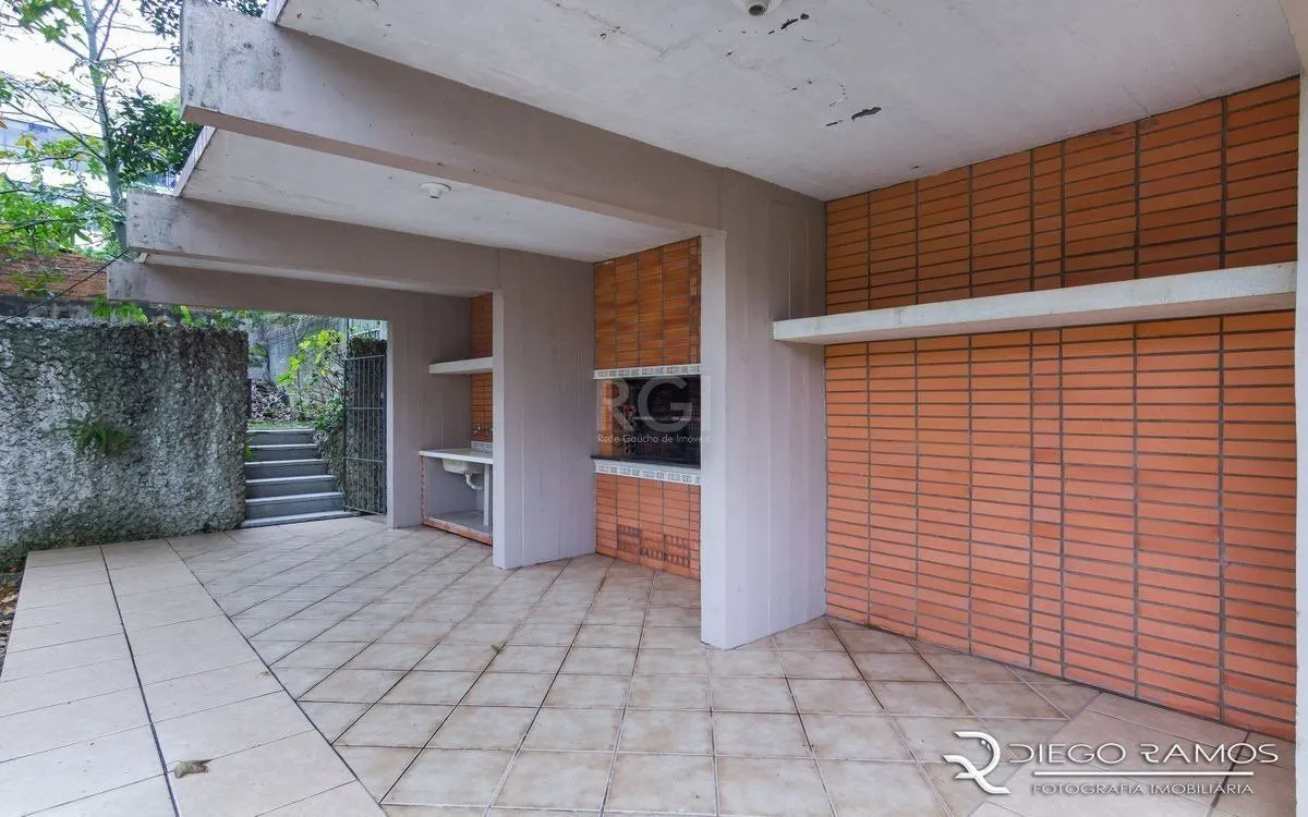 Imagem Venda de casa residencial 25,00m x 80,00m- Menino Deus. 4 vagas, 4 dormitórios, sendo 1 suíte, 1 varanda, lareira e churrasqueira.