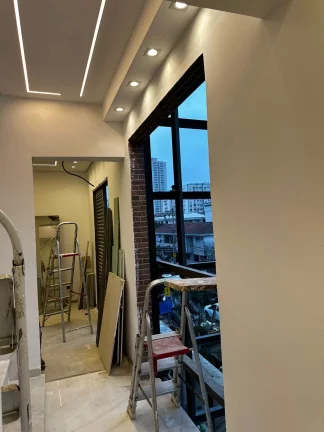 Imagem Apresentamos uma casa extraordinária, com 5 pavimentos e elevador, 3 suítes e uma master , toda climatizada, projetada com refinados toques de arquitetura e design de interiores assinados por Verônica Theodorico. Esta residência nova oferece um estilo de 