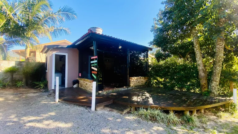 Imagem Pousada Comercial à Venda em Garopaba-SC: 3 Quartos, 4 Banheiros, 5 Vagas, 230m² - Não Perca!