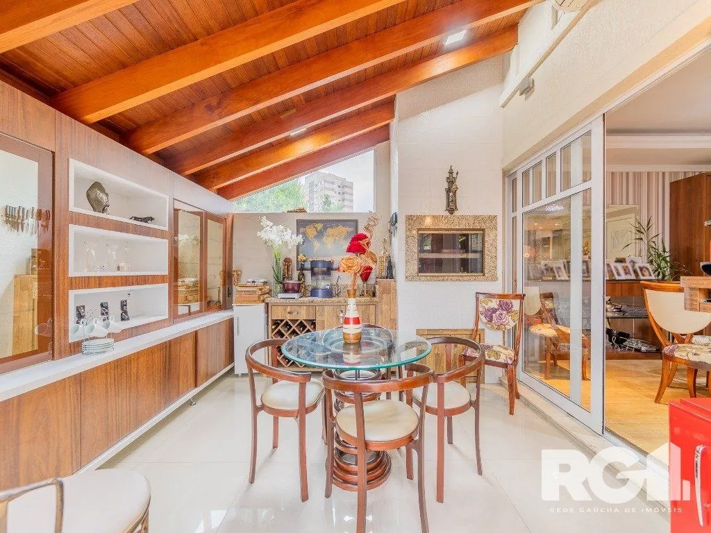 Imagem EXCLUSIVIDADE Belíssima casa de 4 suítes + gabinete no condomínio fechado Terra Mater com vista exuberante para o bosque, próximo da portaria e infraestrutura.