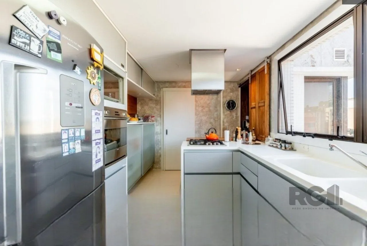 Imagem Casa no bairro Boa Vista em porto alegre com piscina, churrasqueira, lareira e garagem para 3 carros.