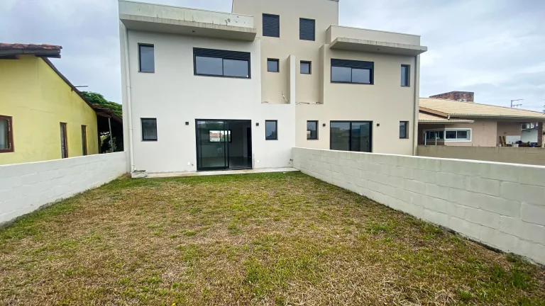 Imagem Imperdível casa à venda em Garopaba-SC, no Areias de Palhocinha: 2 quartos, 2 suítes, 1 sala, 3 banheiros, 1 vaga de garagem, 100m².