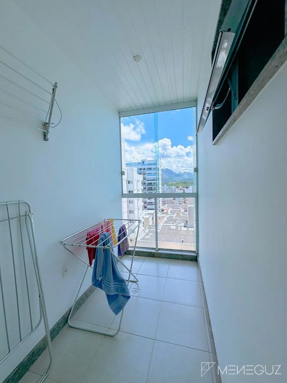 Imagem Apartamento Mobiliado na Praia do Morro - 3 Quartos em Prédio Frente Mar!