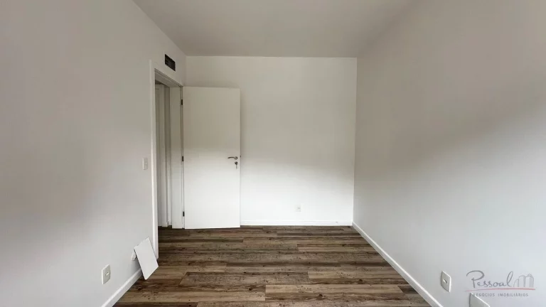 Imagem Apartamento com 93m² de área privativa, semimobiliado, 3 dormitórios (sendo 1 suíte), 1 banheiro...