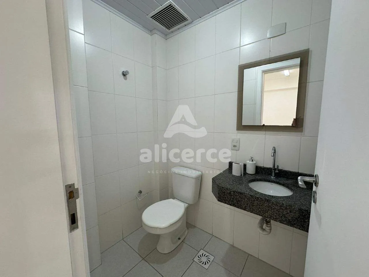 Imagem Sala Comercial com Vista Mar e Localização Privilegiada, no Bairro Estreito - Florianópolis/SC