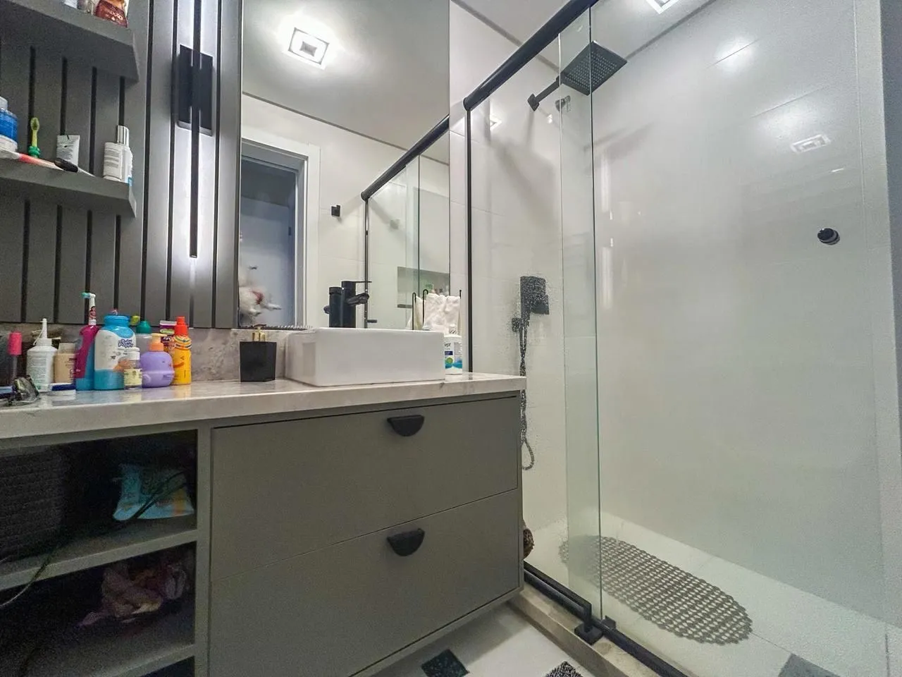 Imagem Impecável apartamento 03 dormitórios, 01 suíte - 87m² privativos, condomínio completa infra no Bairro Santa Tereza - Vaga dupla coberta.