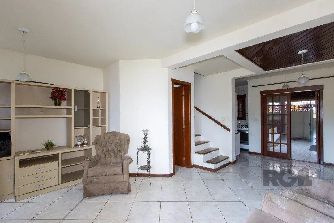 Imagem Casa em Condomínio na Zona Sul, no bairro Hípica, com 2 dormitórios, living para dois ambientes, cozinha mobiliada, lavabo
