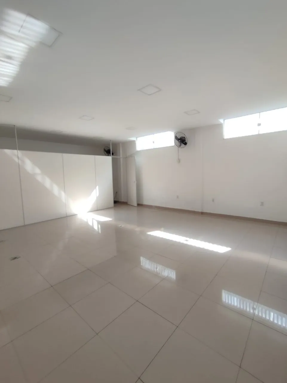 Imagem Imperdível Casa Comercial à Venda em Sorocaba-SP, Bairro Wanel Ville: 2 Quartos, 1 Suíte, 1 Sala, 3 Banheiros, 1 Vaga de Garagem e 380m² de Área.