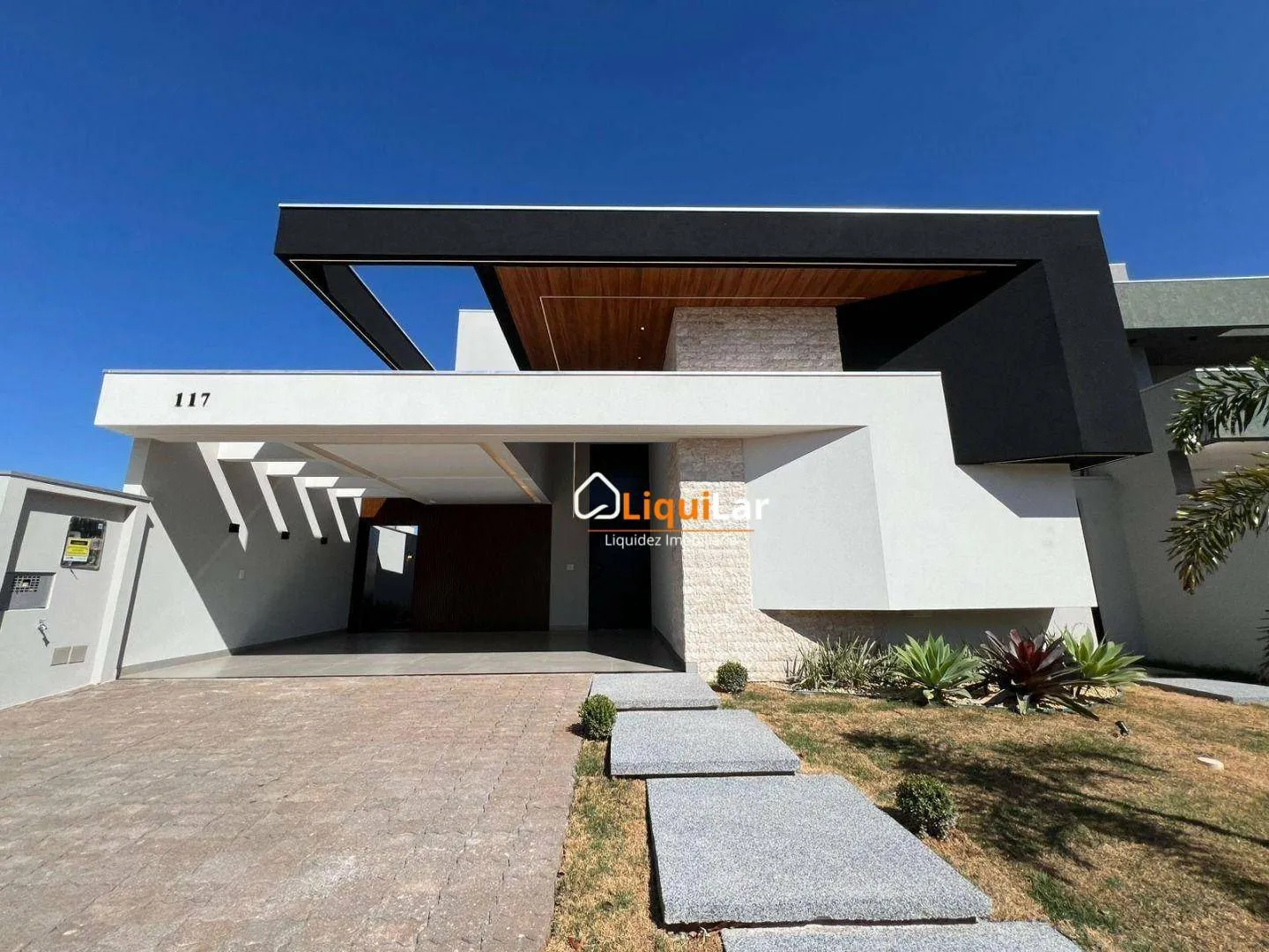 Imagem Casa de Alto Padrão com 3 Suítes, Piscina e Energia Fotovoltaica em Condomínio Fechado