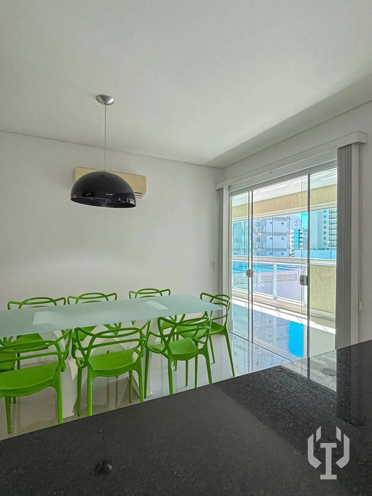 Imagem Apartamento com 3 dormitórios e 2 vagas de garagem em Meia Praia