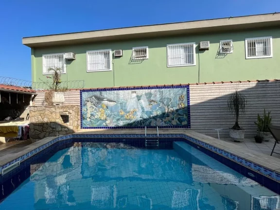 Imagem Casa sobreposta baixa vendida com porteira fechada, com piscina e churrasqueira