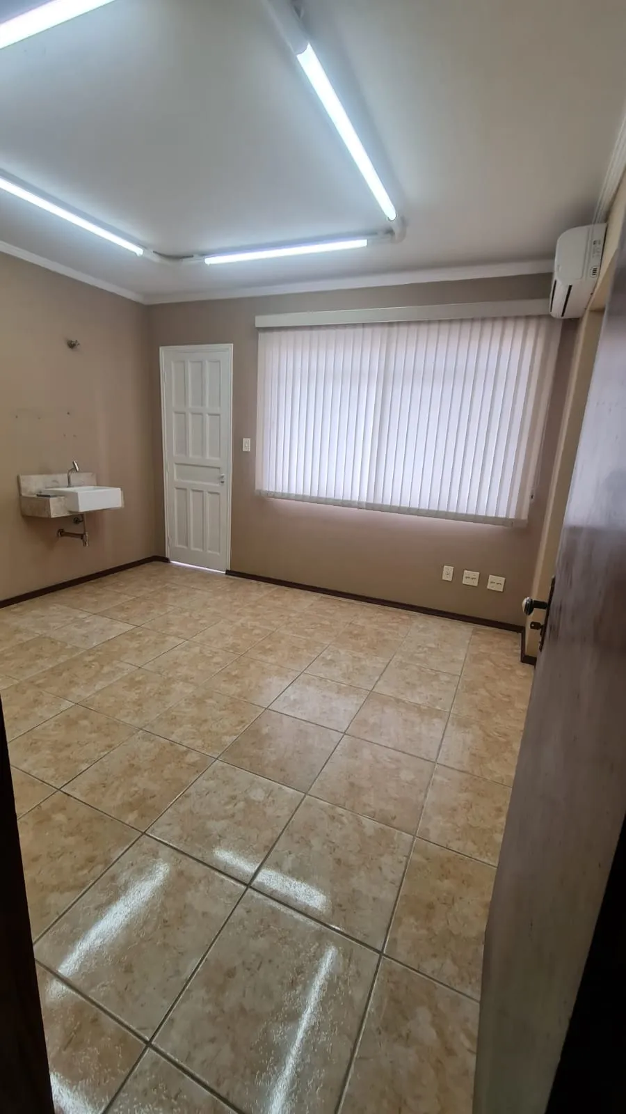 Imagem Sala comercial à venda, Centro de Sorocaba, 25 m², recepção, pronta para uso, próxima à Rua São Bento e ao Boulevard Braguinha, ideal para escritório