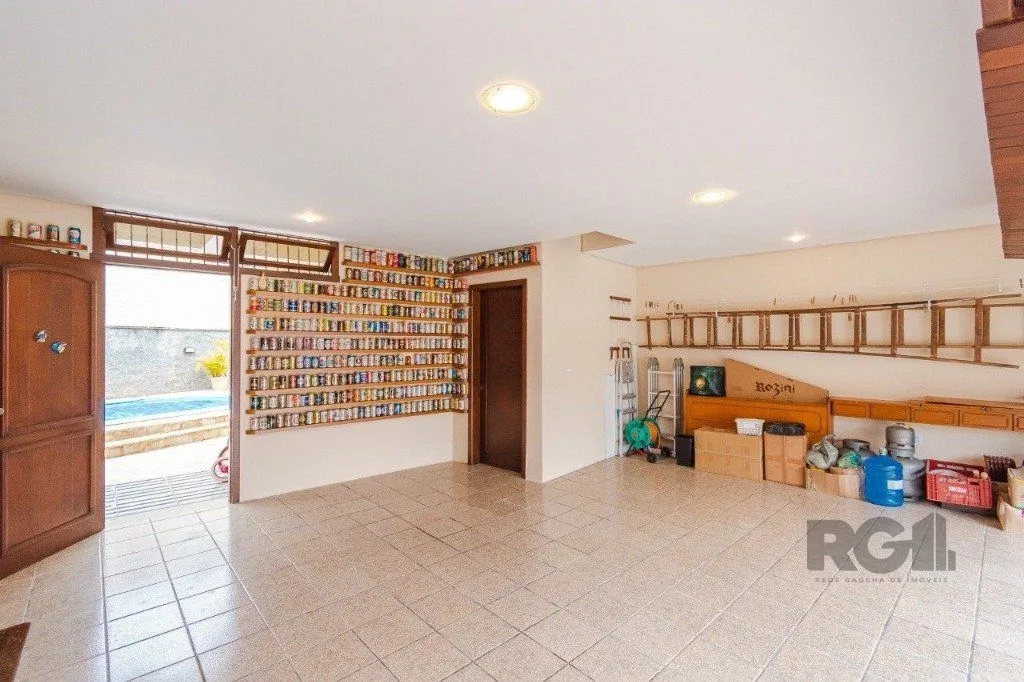 Imagem Casa com 4 dormitórios no bairro Morro Santana