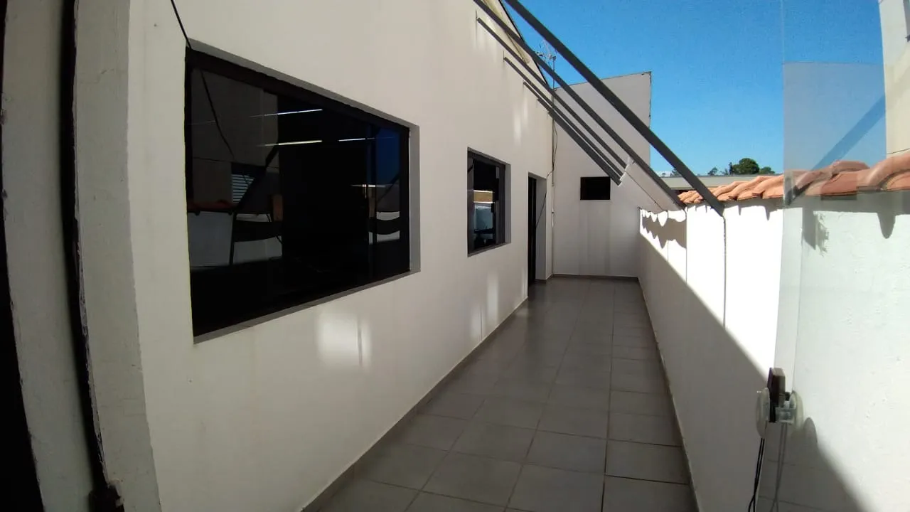 Imagem Sobrado comercial à venda em Sorocaba-SP, Jardim Nova Manchester: 3 salas, 5 banheiros, 3 vagas, 550m². Confira já!
