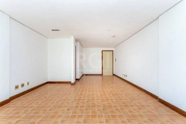 Imagem Sala comercial na Av Carlos Gomes com sacada DESOCUPADA