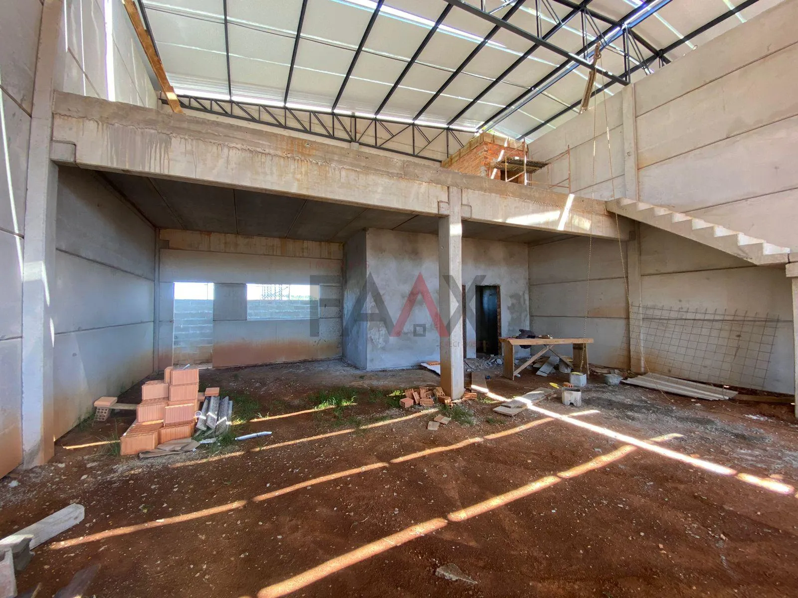 Imagem Sala comercial no Bonsucesso com amplo espaço de estacionamento sala tendo 300m