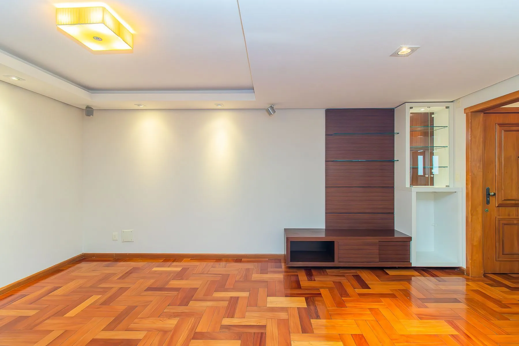 Imagem Apartamento semi mobiliado, impecável, com 126m² privativo.