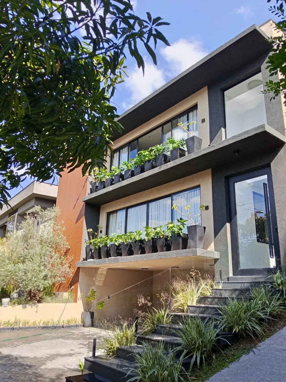 Foto do imóvel Casa de Alto Padrão à Venda no Alphaville 01 em Barueri, 5 suítes, 530 m², piscina, sauna, sala de cinema e terreno de 631 m² em ALPHAVILLE RESIDENCIAL UM, BARUERI - SP