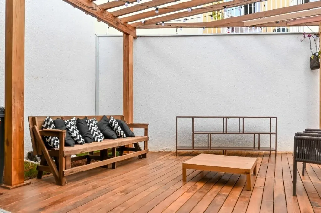 Imagem "Sobrado Excepcional em Condomínio da Construtora Planeta: Terreno Amplo, Área Construída com Design Elegante e Quintal Planejado para Piscina."