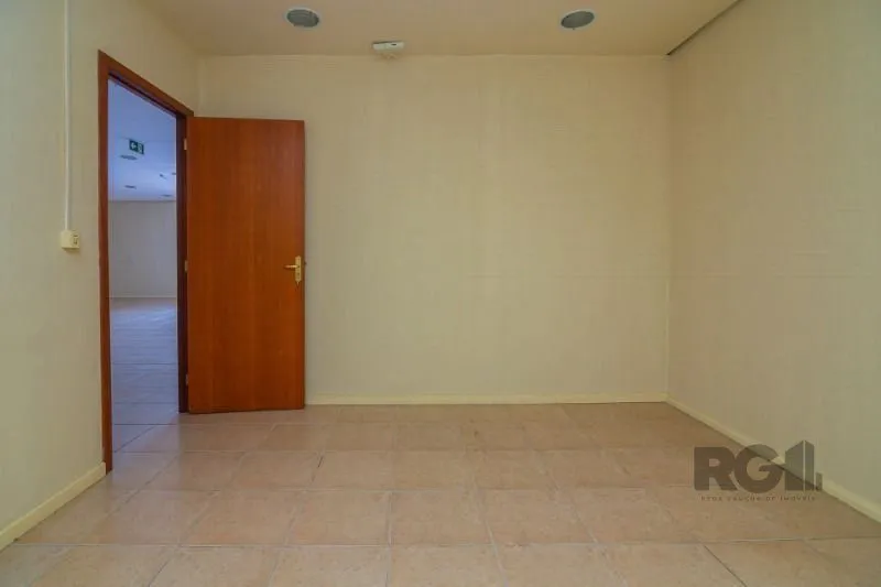Imagem MÁFFER IMÓVEIS ALUGA CONJUNTO COMERCIAL - 187m² DE ÁREA PRIVATIVA Imóvel corporativo de alto padrão, ideal para empresas que buscam espaço amplo, funcional e com excelente logística de acesso.