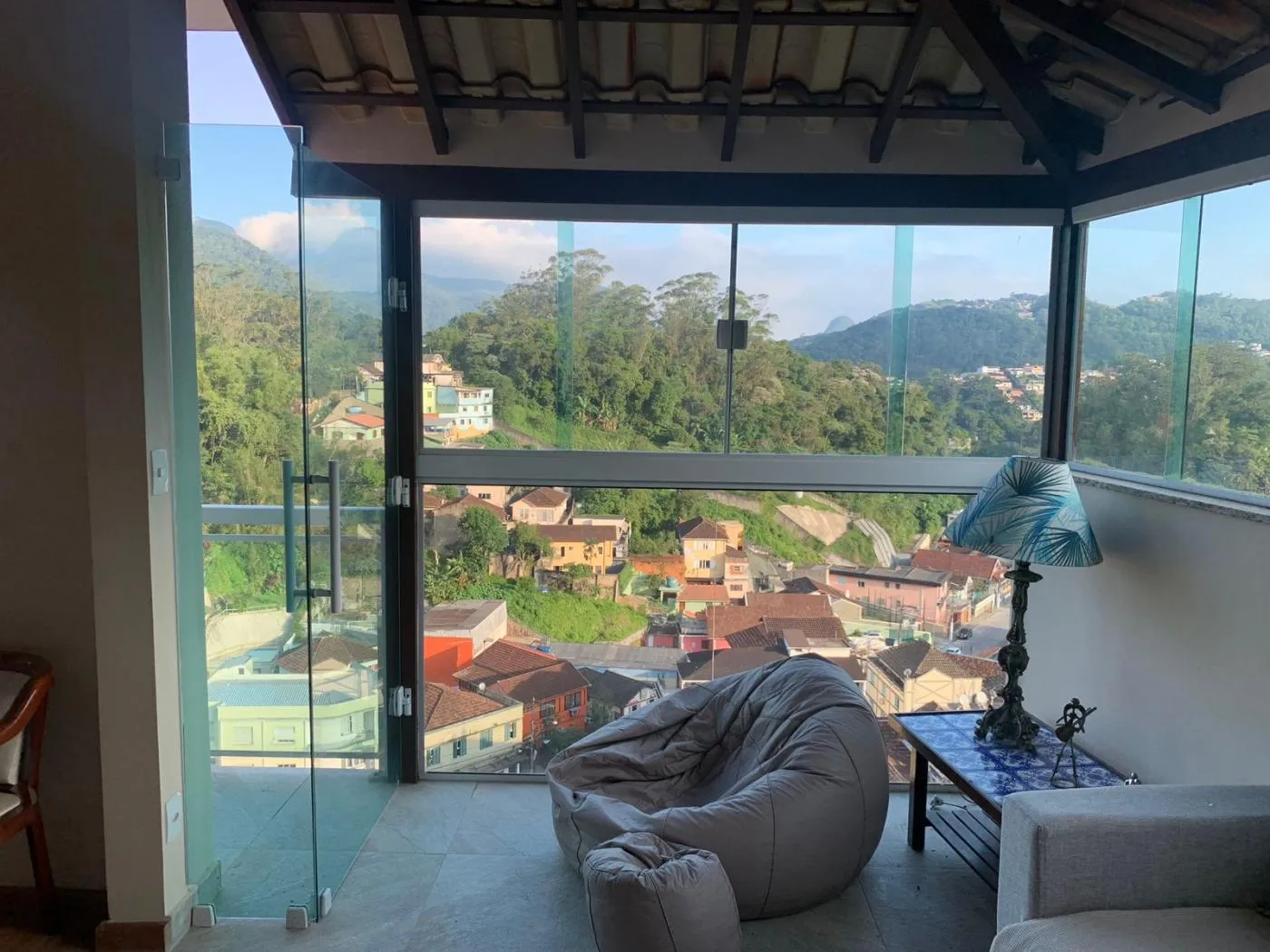 Imagem Casa para Venda em Petrópolis / RJ no bairro Valparaíso
