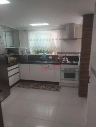 Imagem Sobrado Tríplex à Venda no Guaíra 3 Quartos, Espaço Gourmet e Muito Conforto!