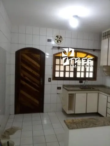 Imagem VENDA DE SOBRADO NO JORDANÓPOLIS, EM ARUJÁ/SP 318m², com 6 quartos, 2 suítes, 2 salas, cozinha c/planejados, despensa, edícula, 2 vagas. CONSULTE-NOS.