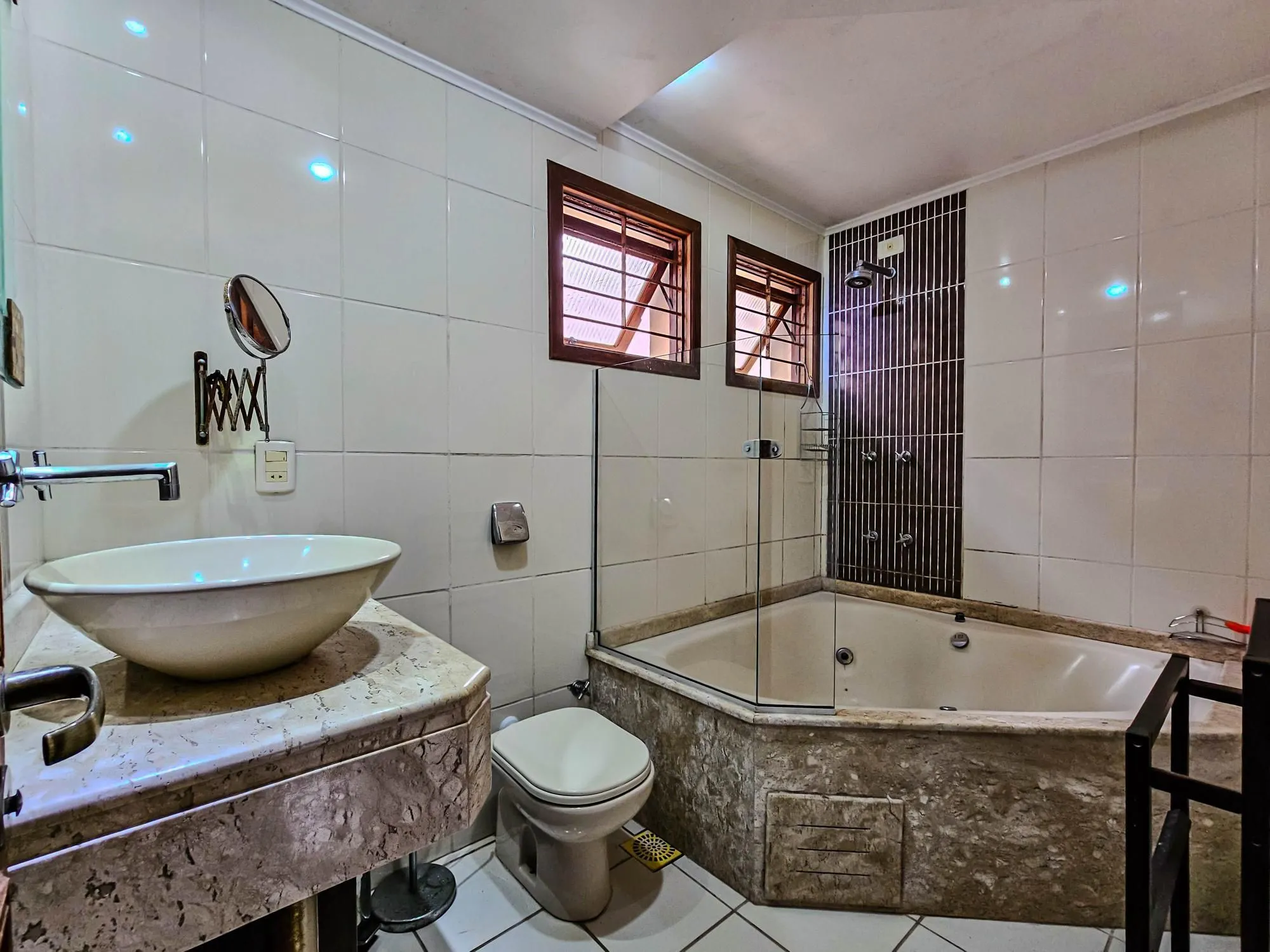 Imagem Casa em condomínio fechado, 5 dormitórios, Bairro Teresópolis