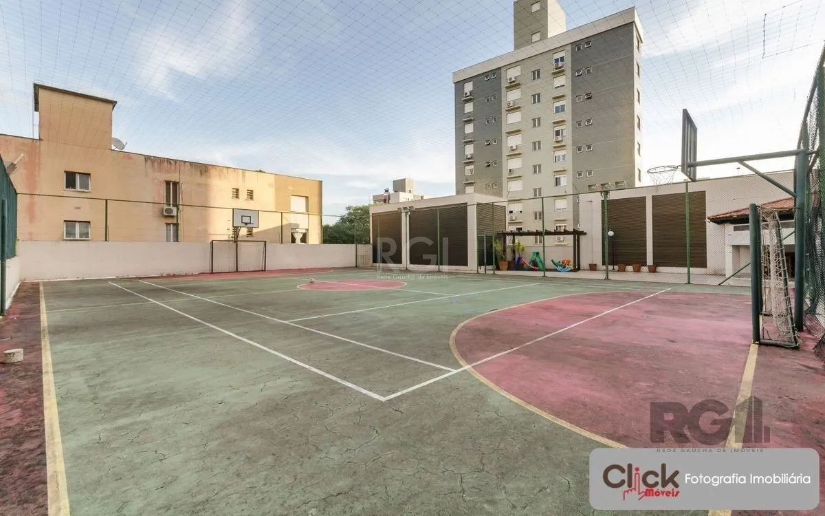 Imagem Vende apartamento desocupado, andar alto, mobiliado, living de dois ambientes, no Passo da Areia - Porto Alegre
