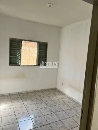 Imagem Casa à venda no Bairro Jardim Itália, Uberaba - 2 dormitórios e 2 garagens!