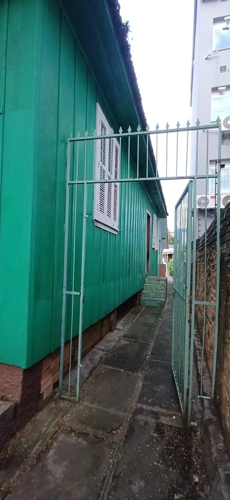 Imagem Vende-se casa de madeira, com dois dormitórios, banheiro, sala e cozinha. Localização privilegiada no bairro Jardim Botânico. Área do terreno com 6,6mx44m.