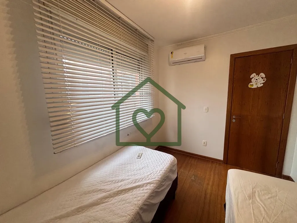 Imagem Vendo Apartamento reformado e semi mobiliado com três dormitórios, sendo um suíte, 800 metros do ...
