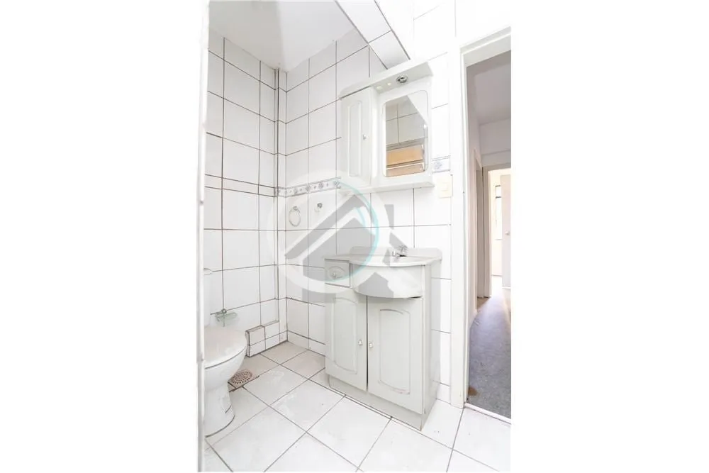 Imagem Descubra a combinação perfeita de praticidade e tranquilidade nesta sala comercial localizada no c...