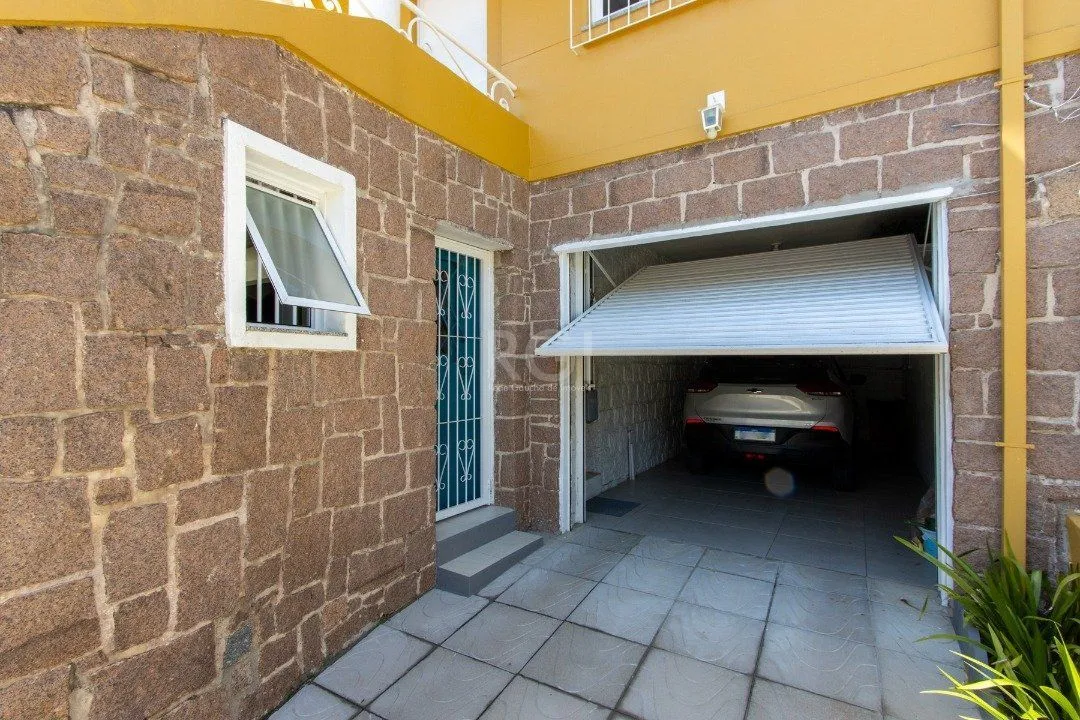 Imagem Sobrado à venda no Bairro Medianeira, reformado, 3 quartos, lareira, churrasqueira, 3 vagas