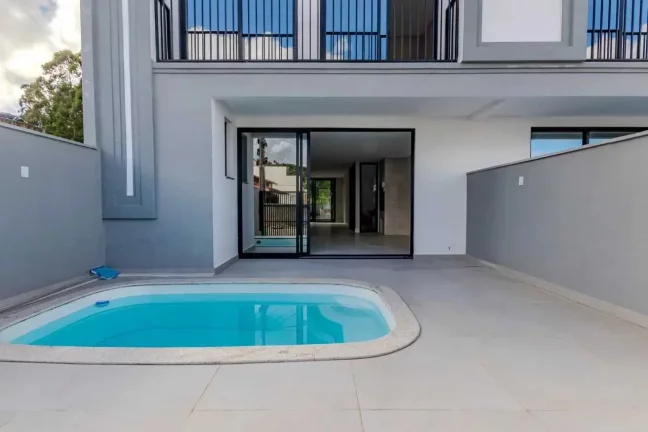 Imagem Sobrado com 3 suítes sendo 1 master e 2 vagas de garagem em Camboriú/SC
