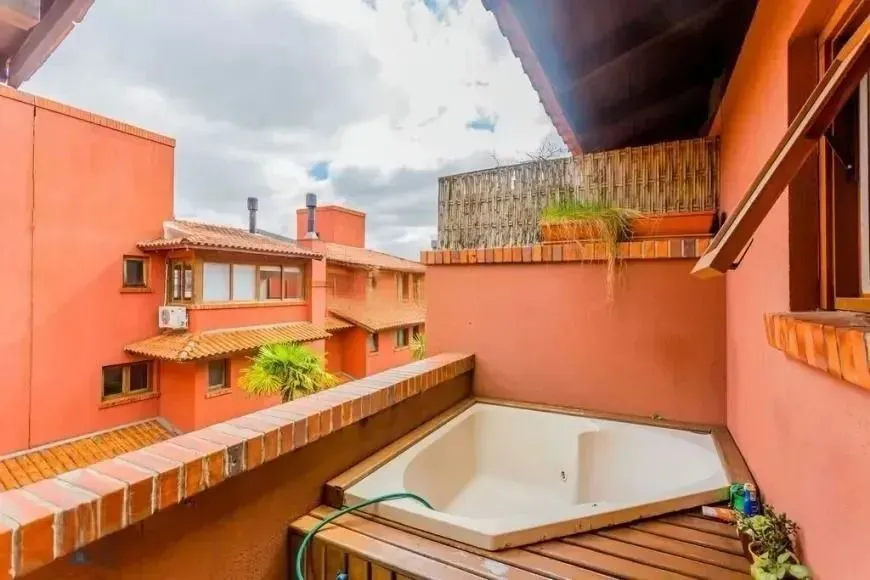 Imagem Casa com 214m², localizado no bairro Vila Jardim em Porto Alegre/RS.