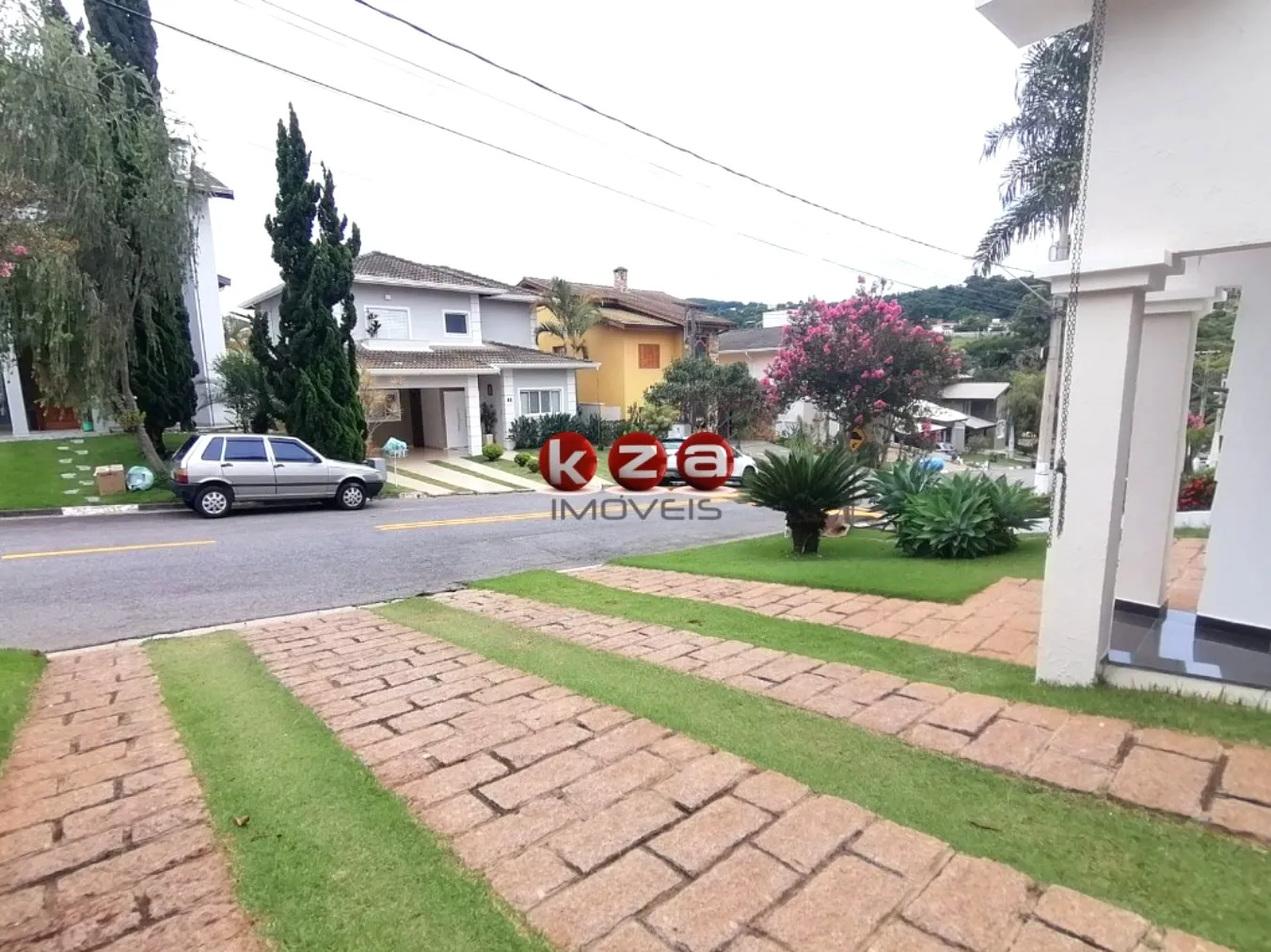 Imagem Casa de Alto Padrão em Condomínio Exclusivo em Vinhedo-SP: 3 Quartos, 1 Suíte, 3 Salas, 3 Banheiros, 4 Vagas de Garagem.