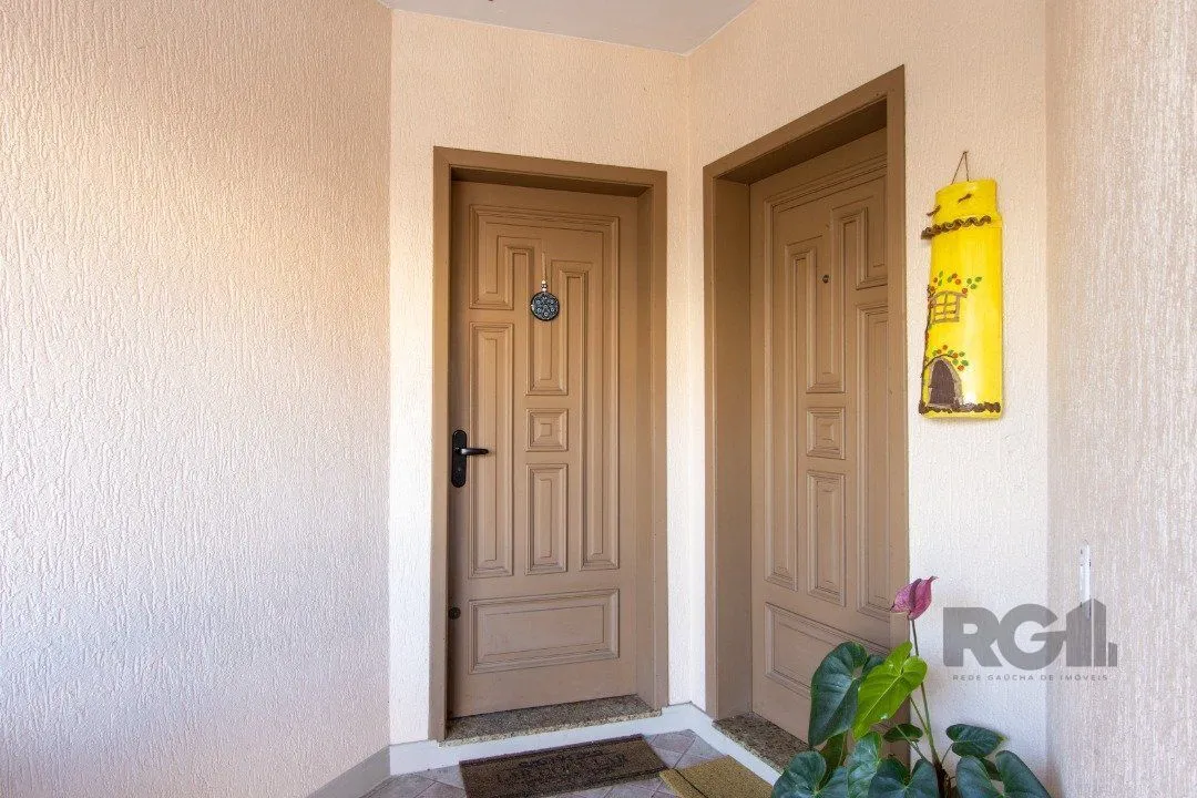 Imagem Casa de alvenaria, 3 quartos, 1 suíte, 4 banheiros e 5 vagas de garagem.