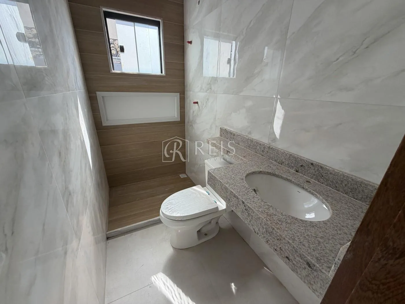 Imagem Casa para Venda em Rio das Ostras, Jardim Mariléa, 3 dormitórios, 2 suítes, 3 banheiros, 2 vagas