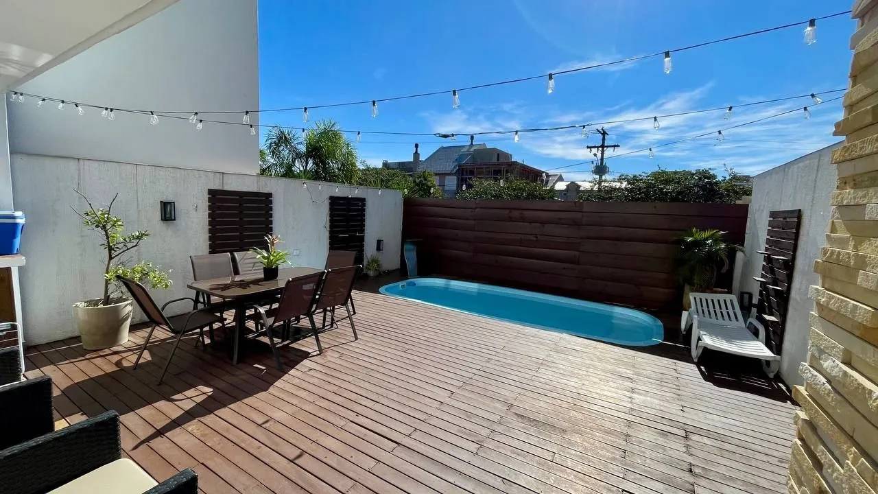 Imagem Casa Mobiliada com pátio e piscina