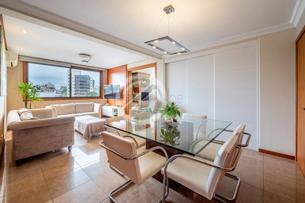 Imagem MUITO SOL E LINDA VISTA! Este amplo apartamento destaca-se por um espaçoso living que abraça três...