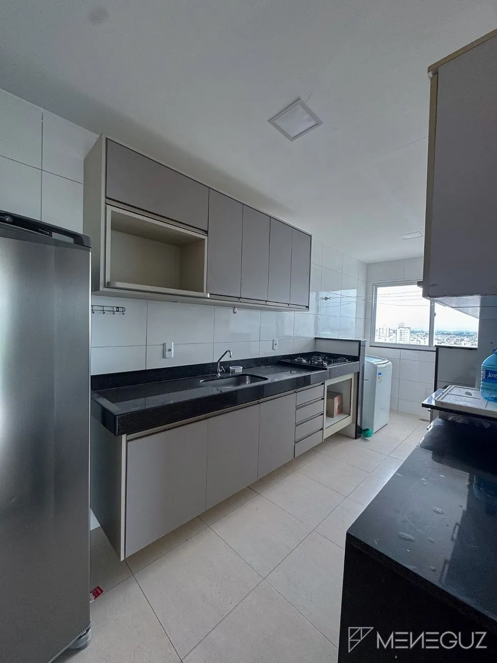 Imagem Apartamento mobiliado de 3 quartos na Avenida Praiana - andar alto, vista para as montanhas e vista discreta para o mar!