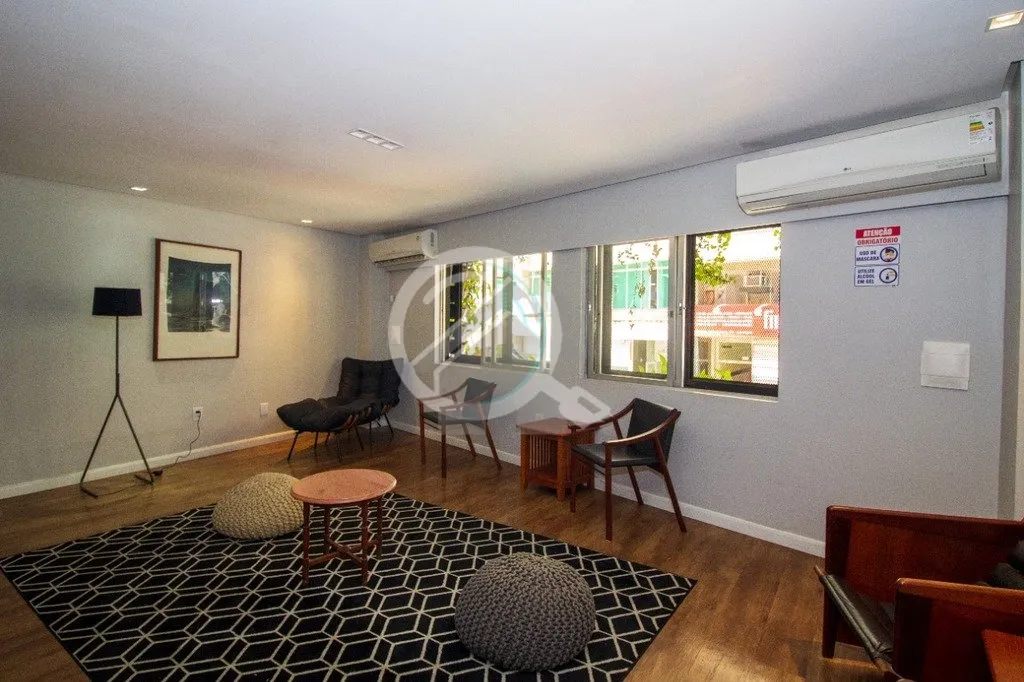Imagem Studio mobiliado, com dormitório e espaço de convivência conjugados e banheiro social. Localiza-s...