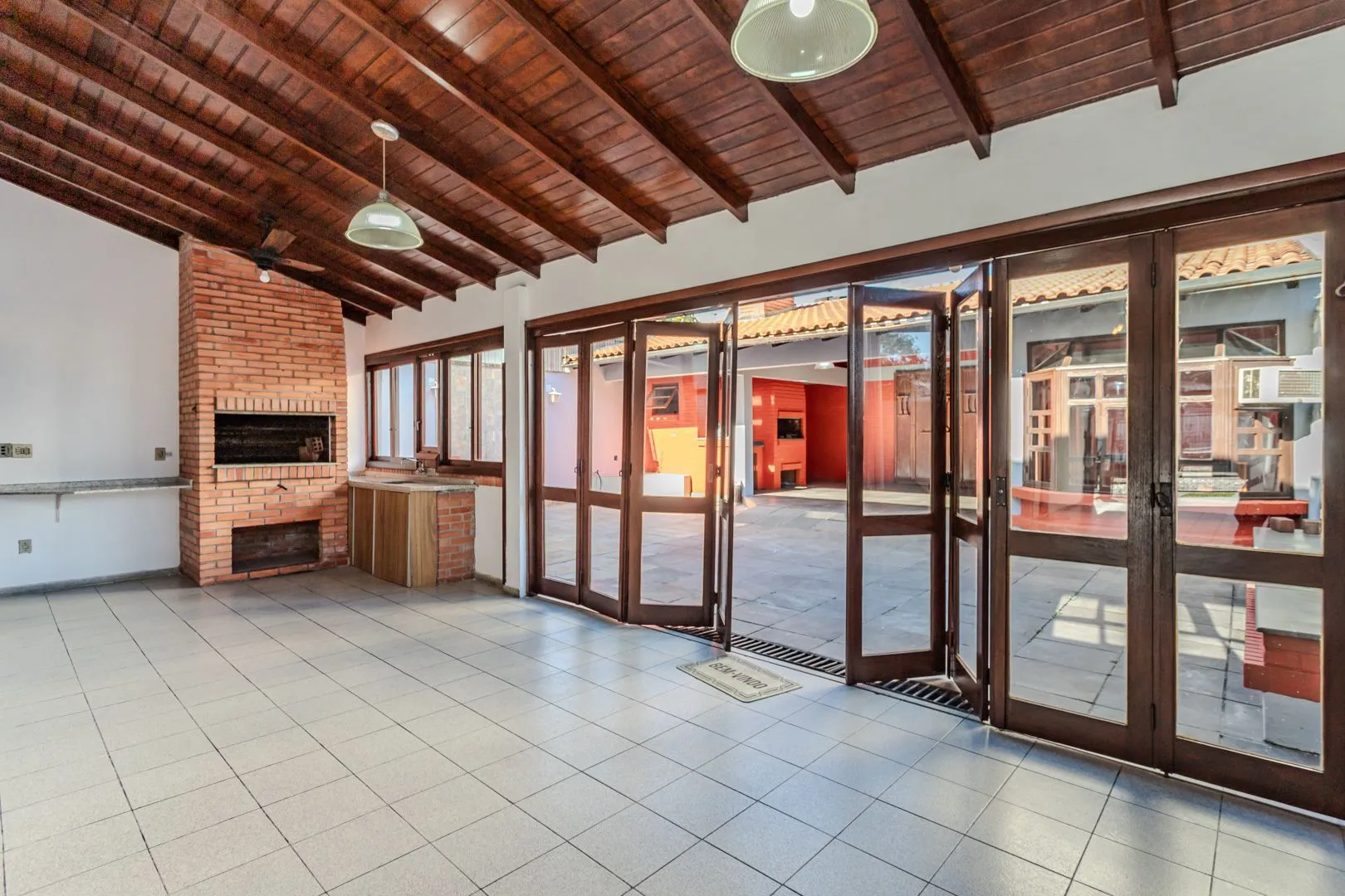 Imagem Casa no Partenon com 4 dormitórios e 4 vagas DESOCUPADA