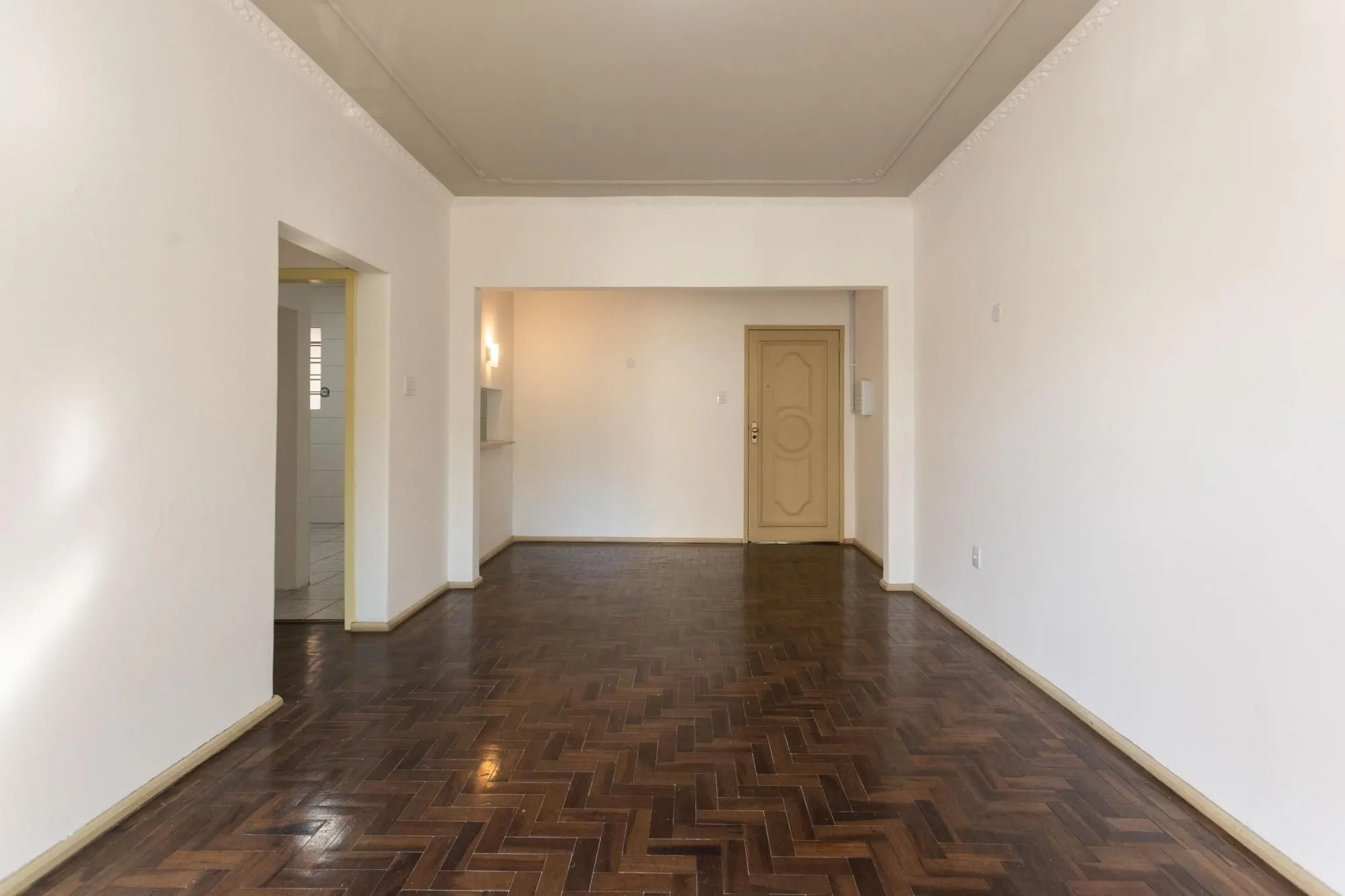 Imagem Amplo Apartamento de 3 Dormitórios com Sacada e Garagem na Av. Protásio Alves