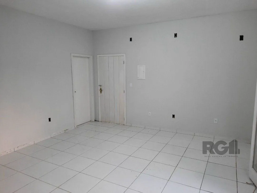 Imagem Oportunidade Imperdível: Prédio com 4 Apartamentos, Pátio e 2 Vagas de Garagem