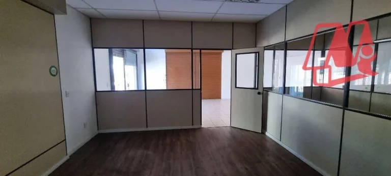 Imagem Na Cavalhada, loja de 90m².